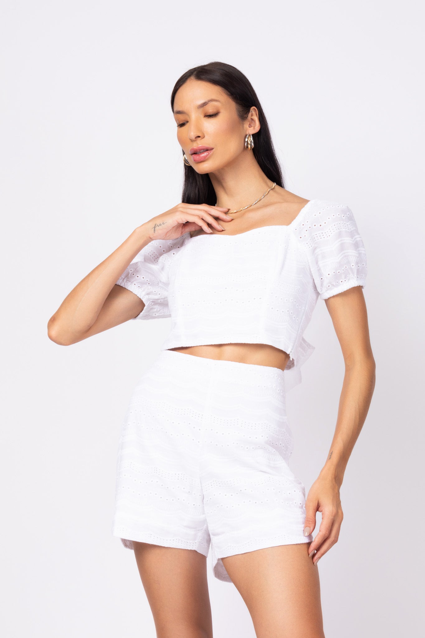 Conjunto de shorts e top com mangas bufantes em laise