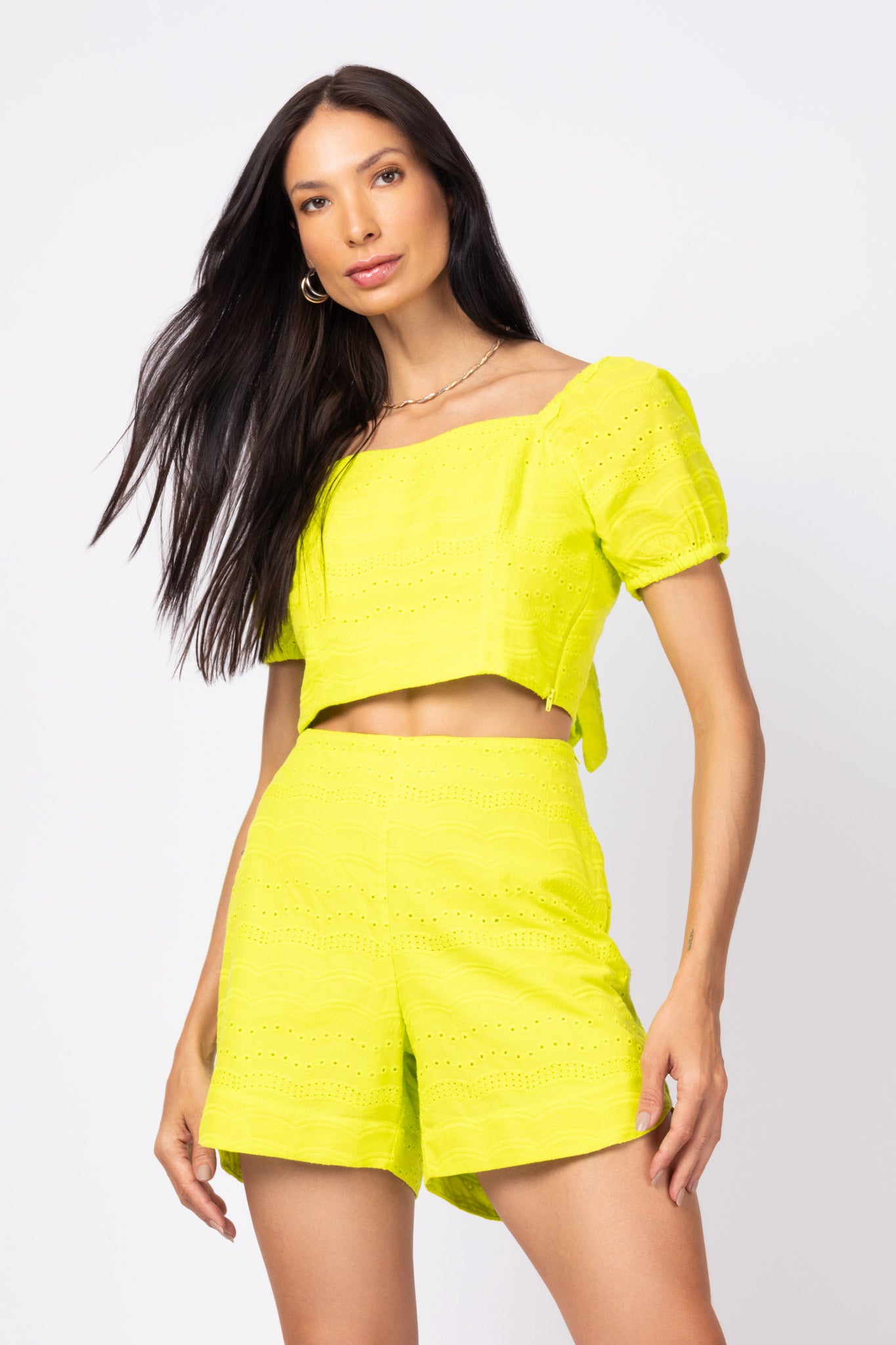 Conjunto de shorts e top com mangas bufantes em laise