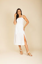 Vestido midi de alças e fendas