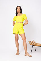 Conjunto de shorts e top com mangas bufantes em laise