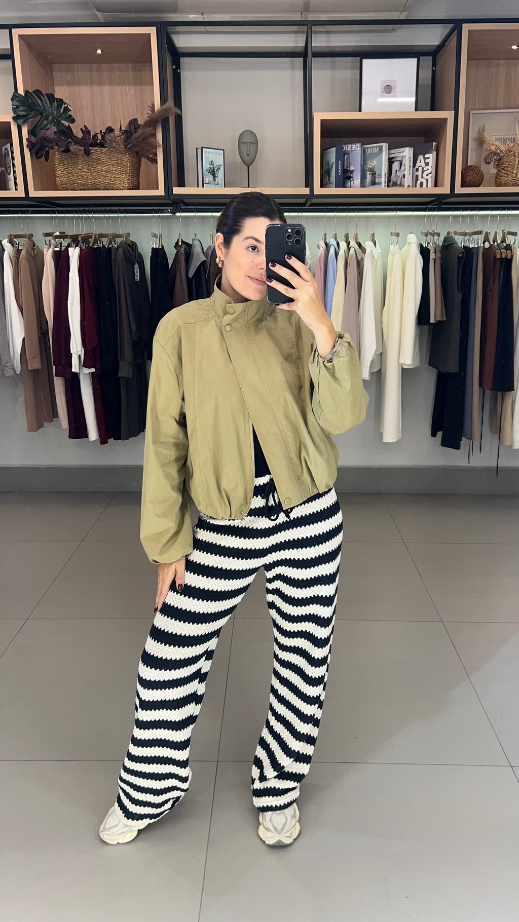 Jaqueta bomber com gola alta e zíper
