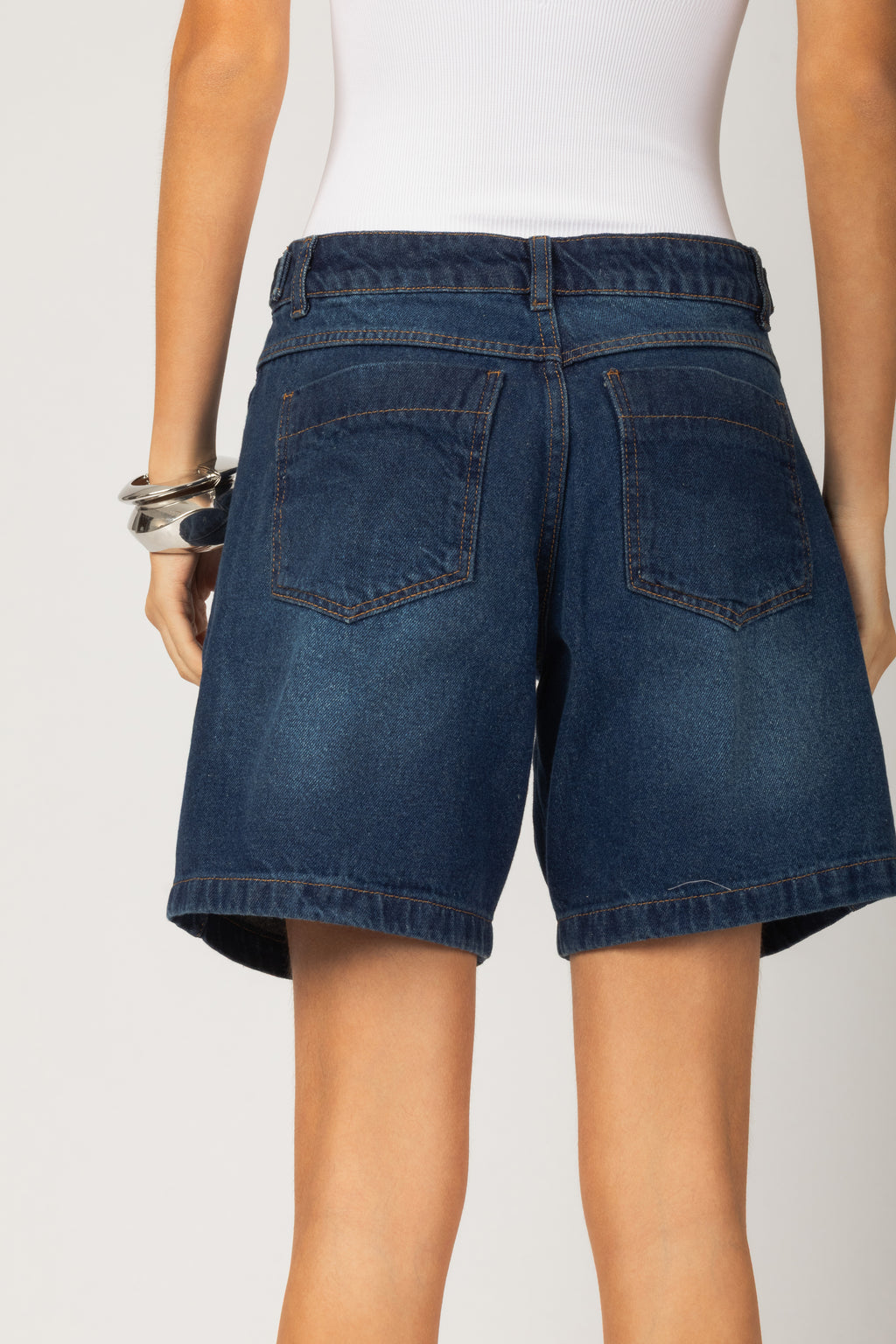 Bermuda jeans cintura alta com bolsos - vista posterior