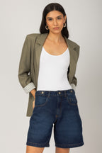 Bermuda jeans cintura alta com martingale com bolsos  - vista frontal