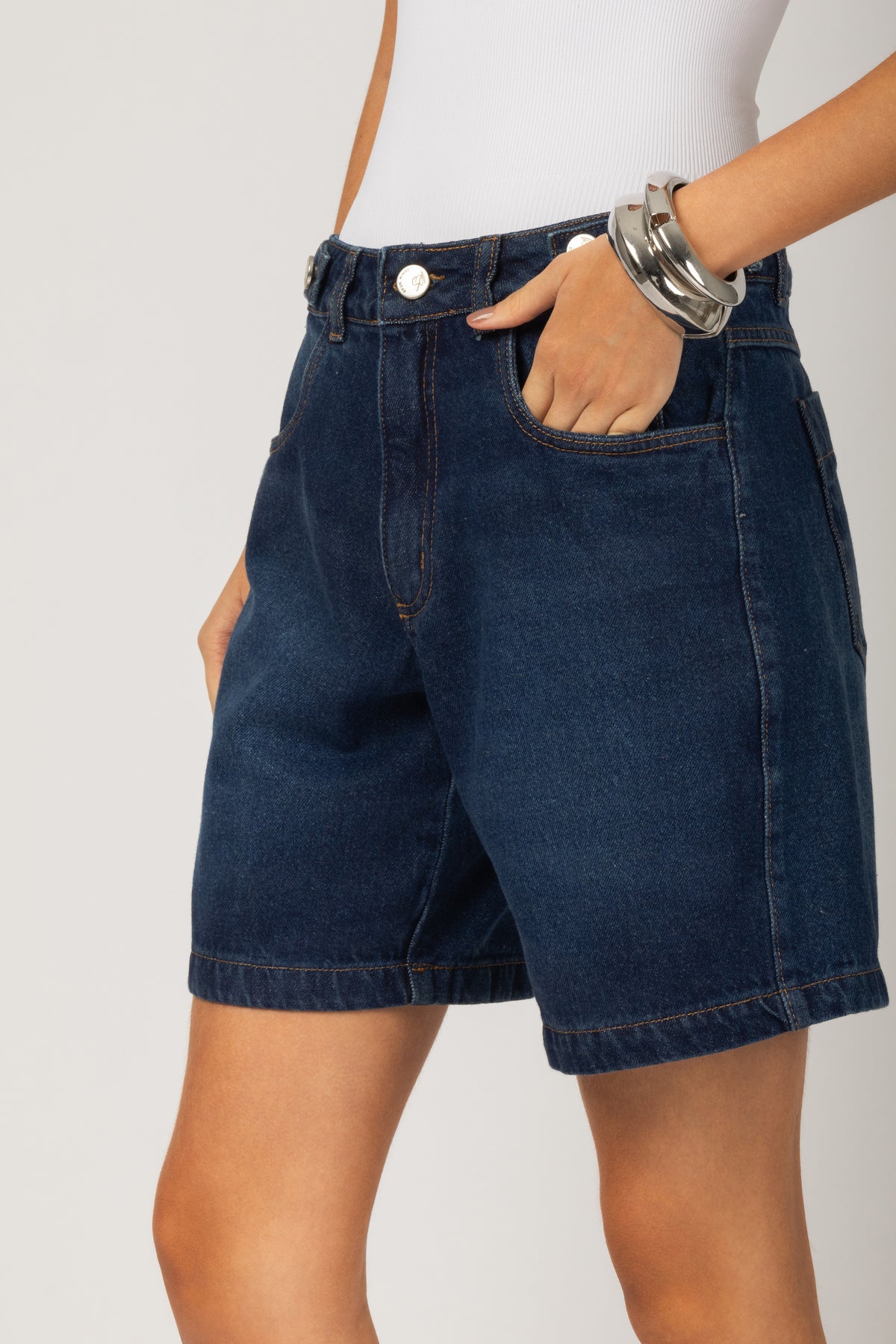 Bermuda jeans com martingale - vista lateral