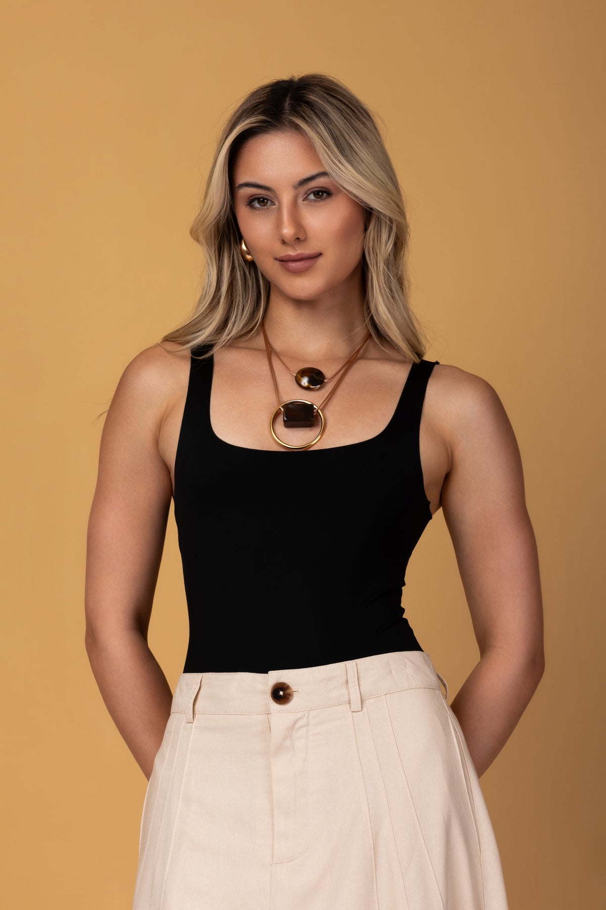 Body básico com alças largas preto - vista frontal