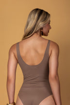 Body básico com alças largas marrom - vista posterior