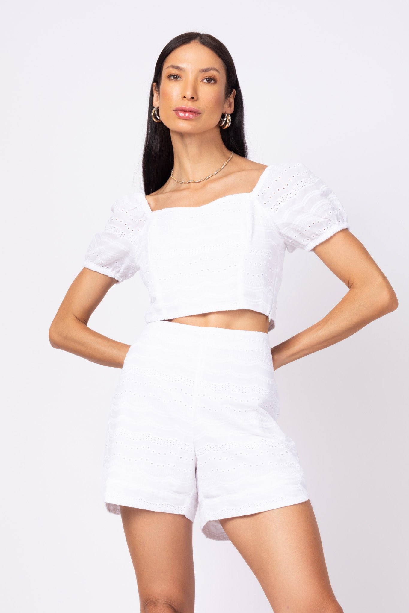 Conjunto de shorts e top com mangas bufantes em laise