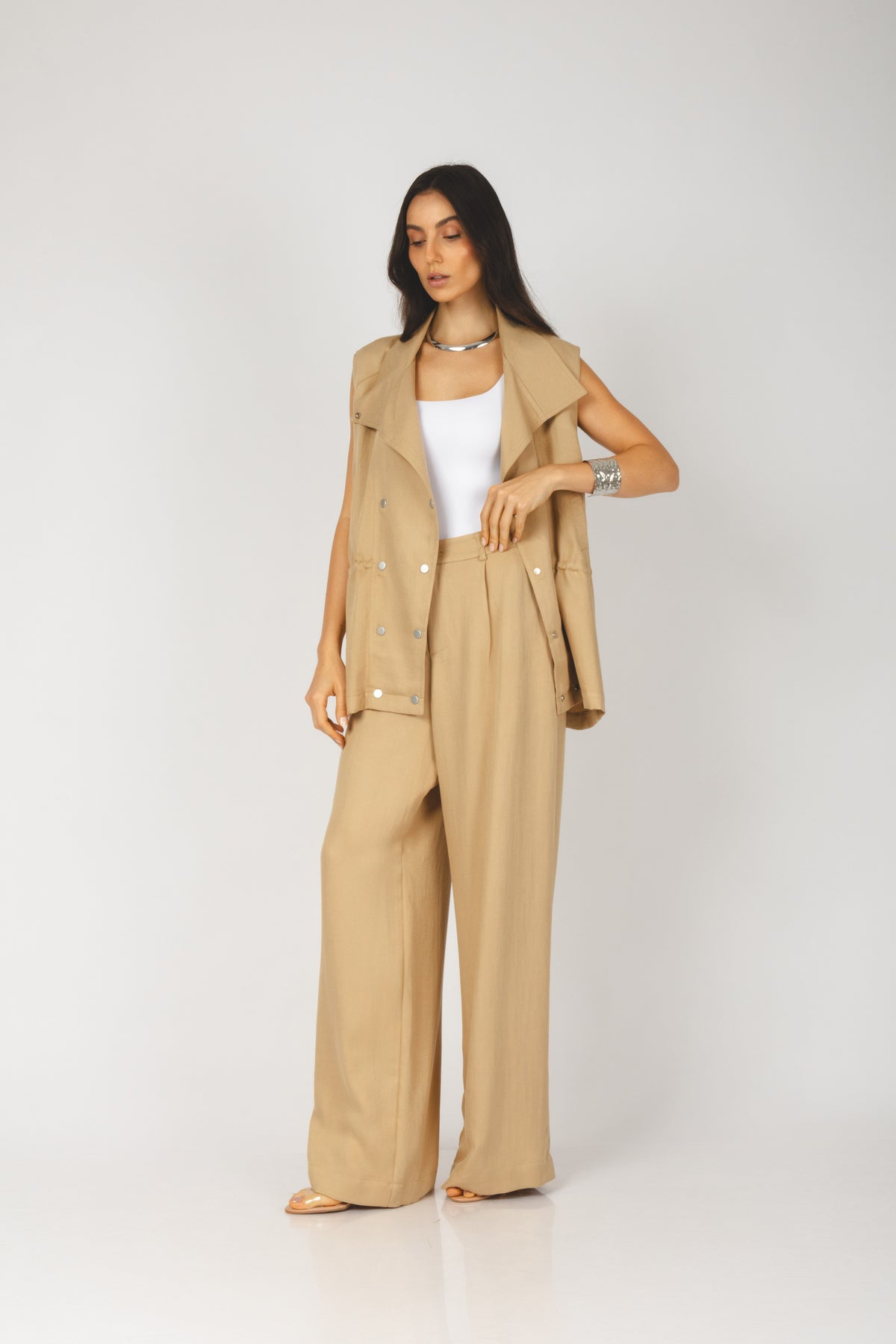 Calça alfaiataria com bolsos e prega frontal bege - vista frontal