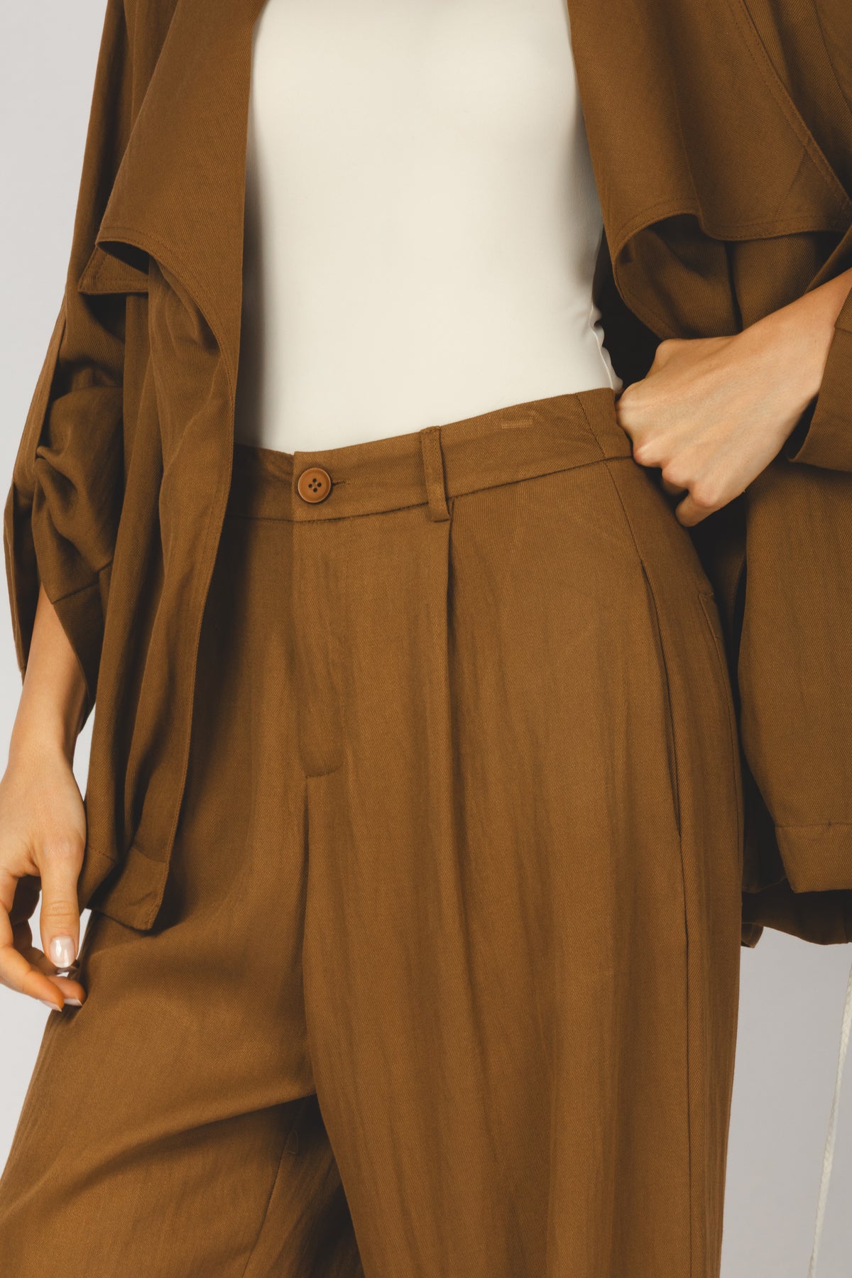 Calça alfaiataria com bolsos e prega frontal marrom - detalhes lateral