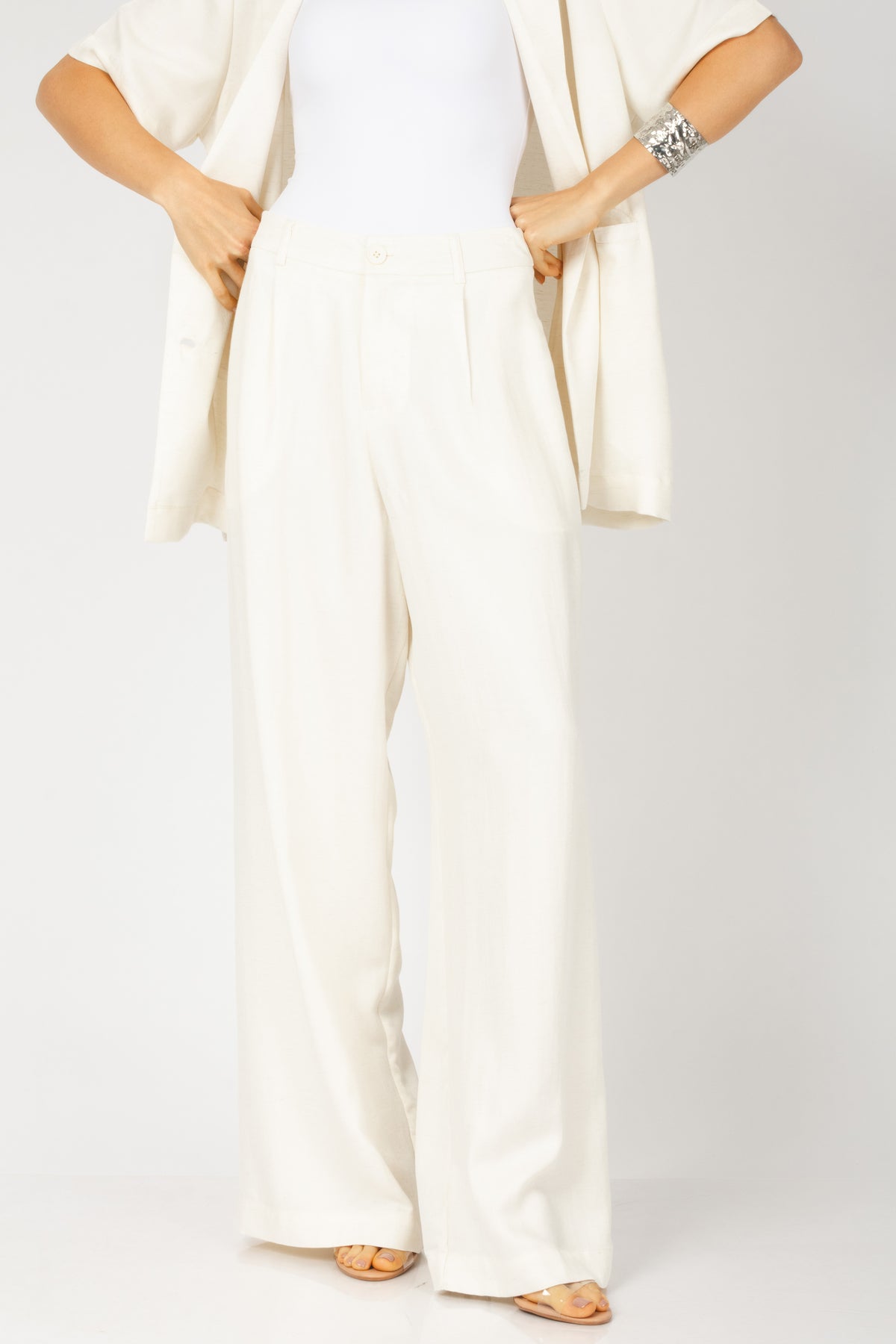 Calça alfaiataria com bolsos e prega frontal off white - vista frontal