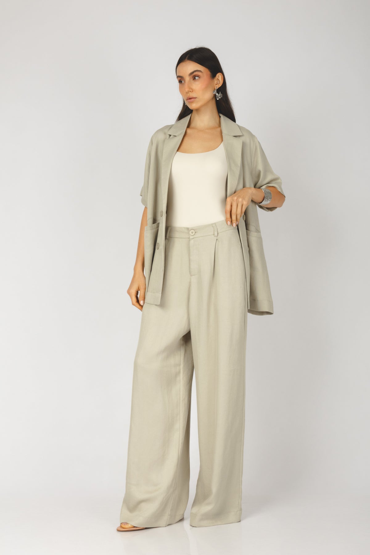 Calça alfaiataria com bolsos e prega frontal verde  - vista frontal