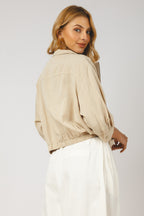 Calça balloon com pregas e cinto branco - vista lateral
