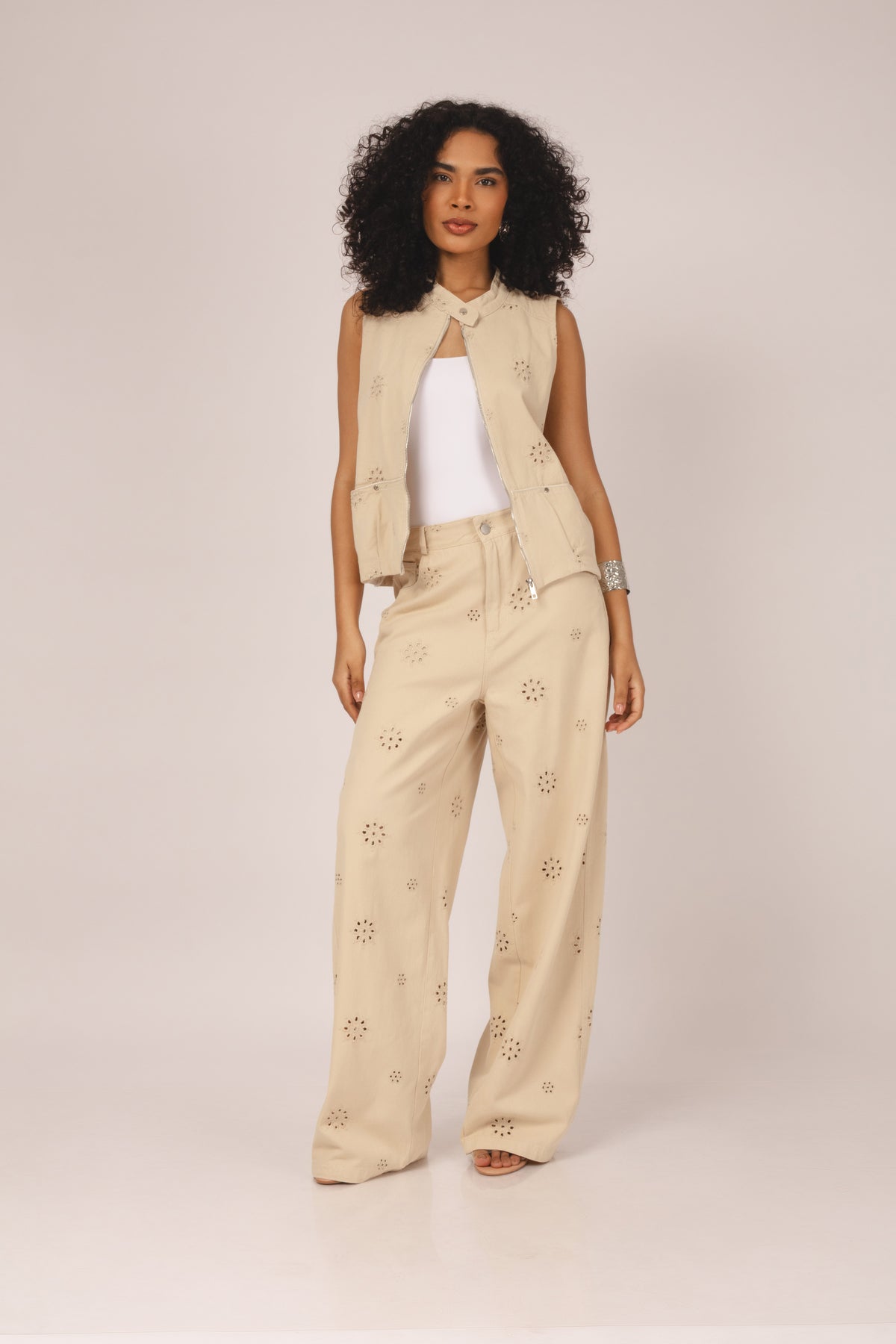 Calça bordada wide leg bege - vista frontal