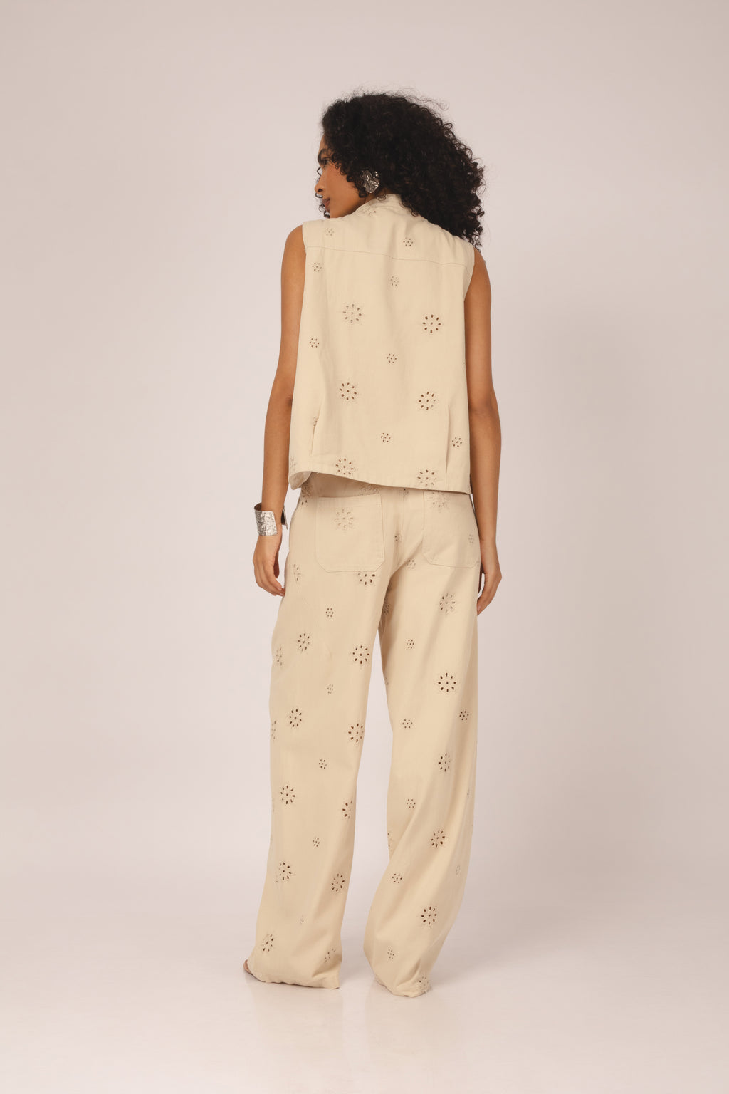 Calça bordada wide leg bege - vista posterior
