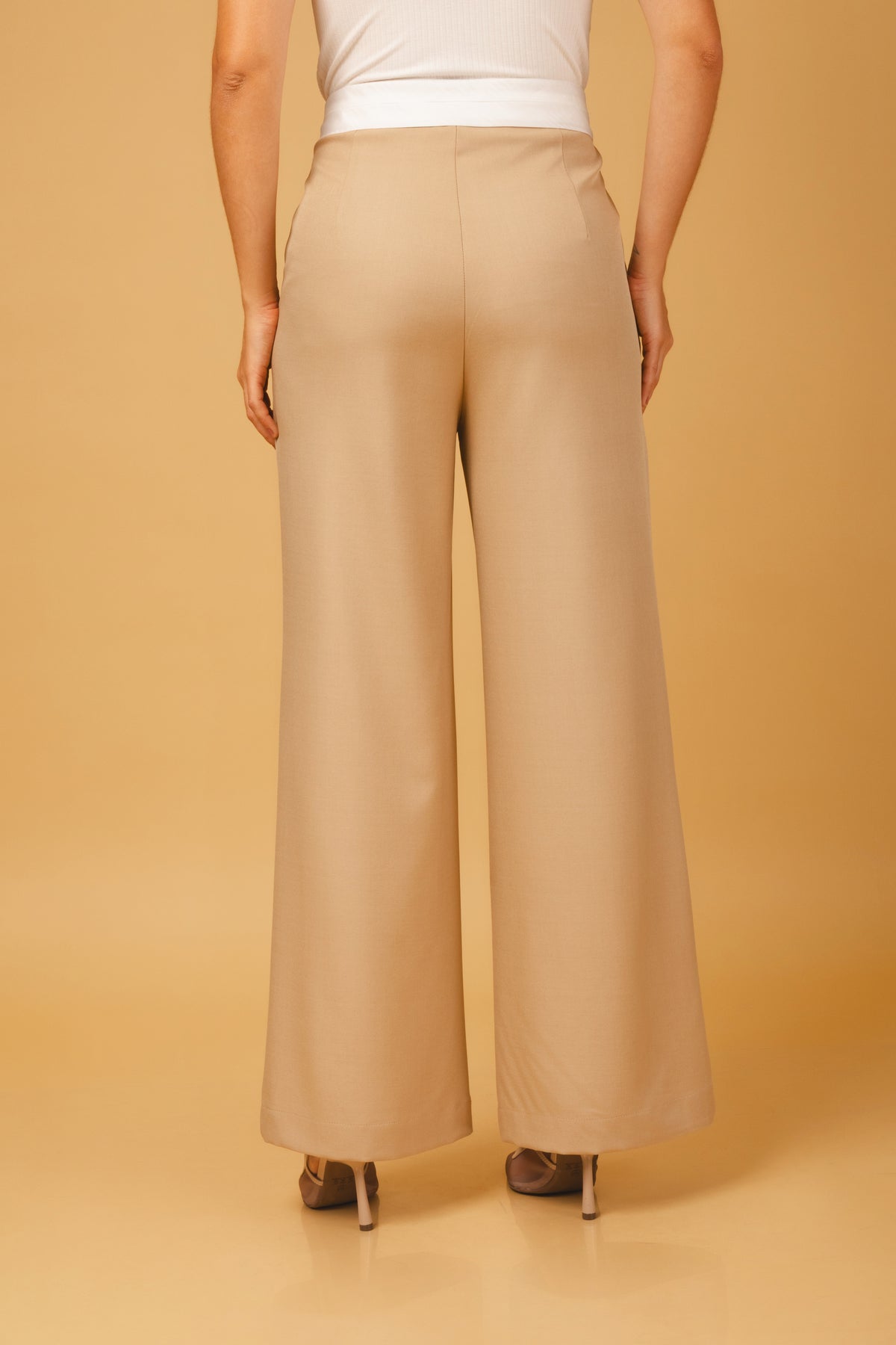 Calça alfaiataria com cós contrastante bege - vista posterior