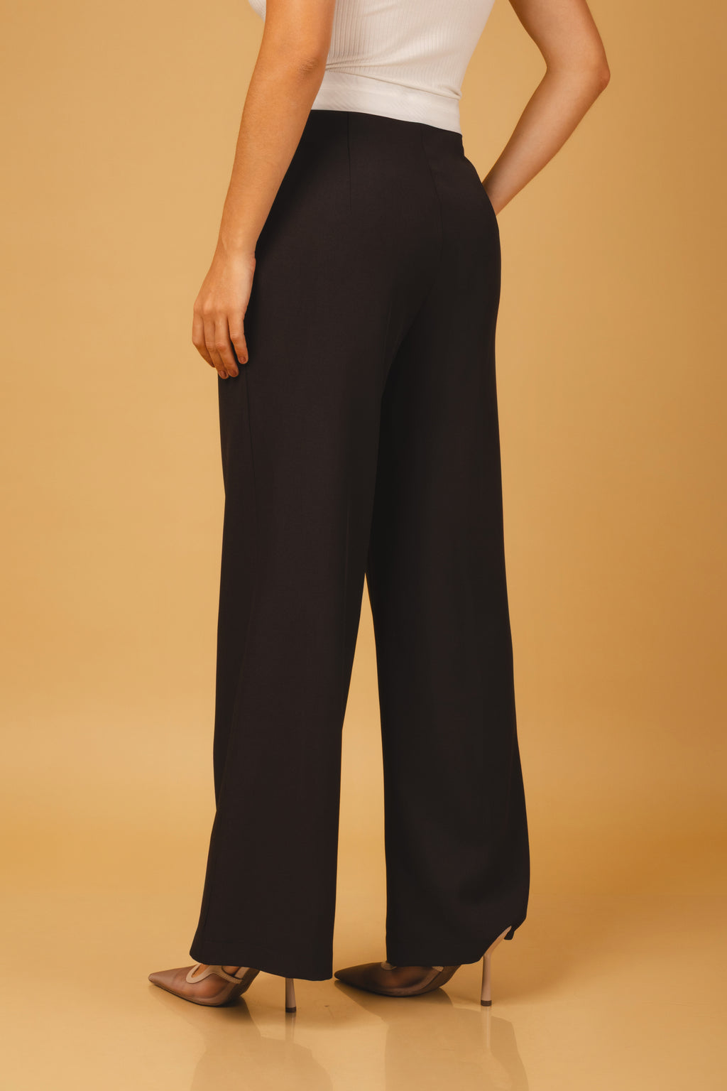 Calça alfaiataria com cós contrastante preto - vista lateral posterior