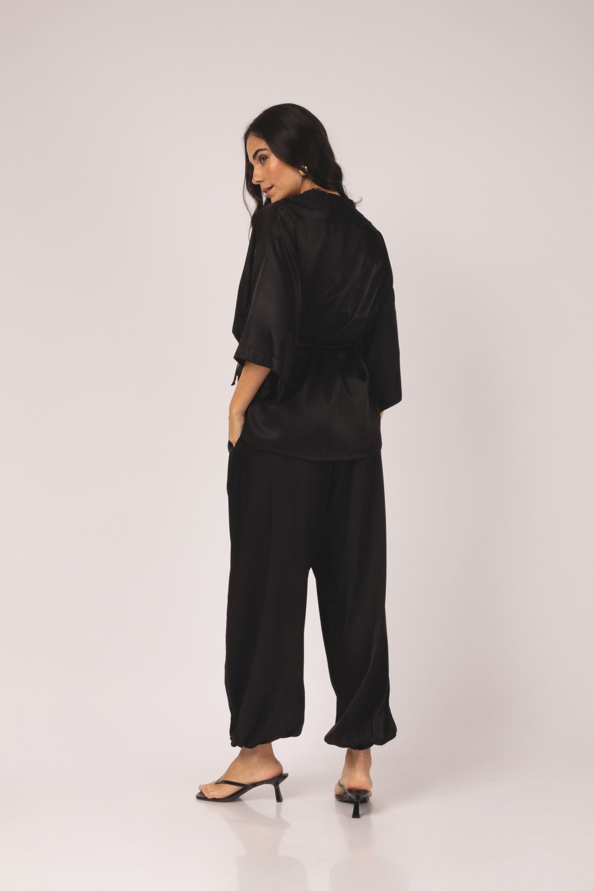 Calça harem fluída preto - vista posterior