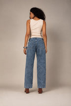 Calça jeans boyfriend lavagem escura - vista posterior