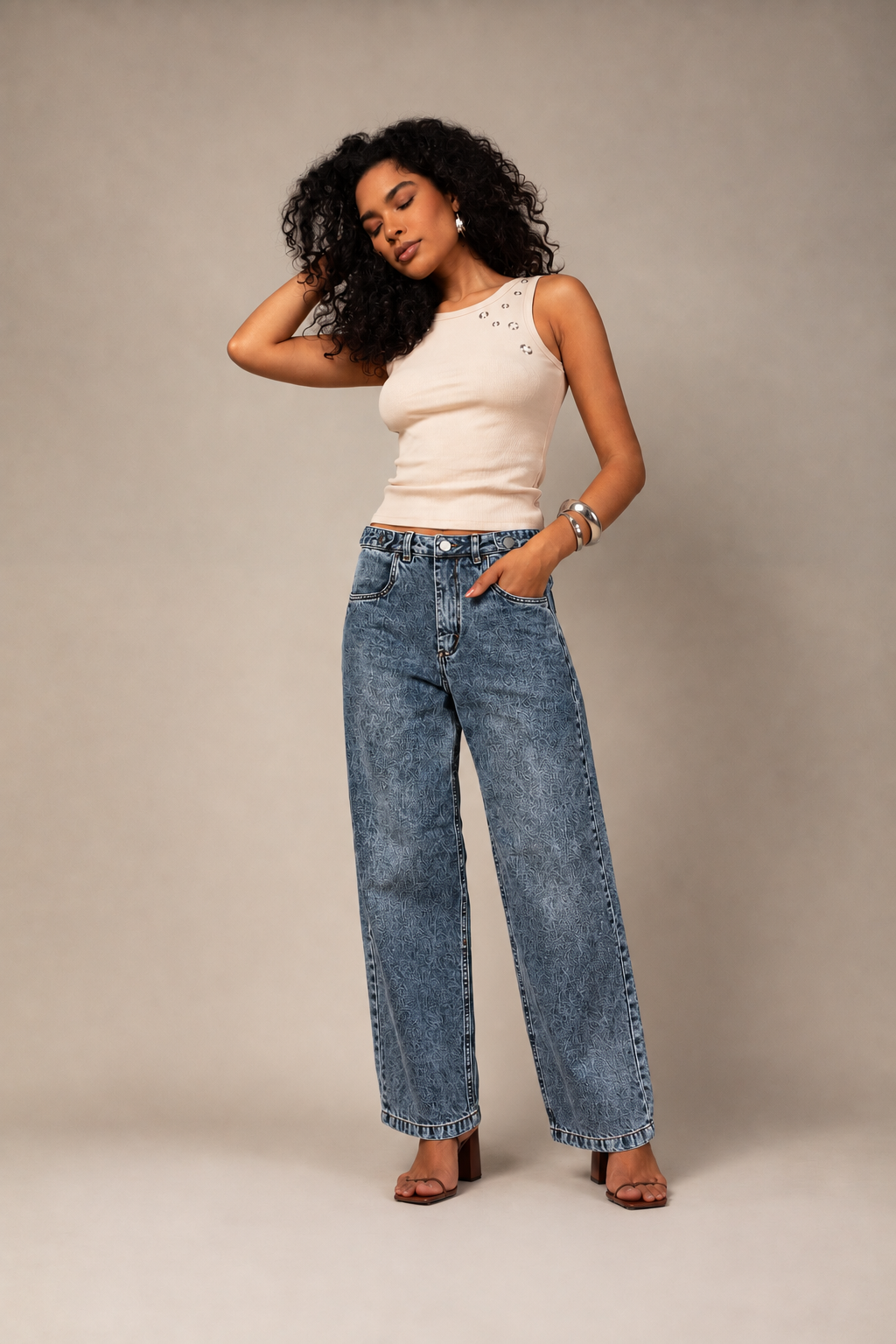 Calça jeans boyfriend lavagem escura - vista frontal