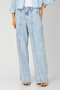 Calça jeans pantalona com recorte central lavagem clara - vista frontal