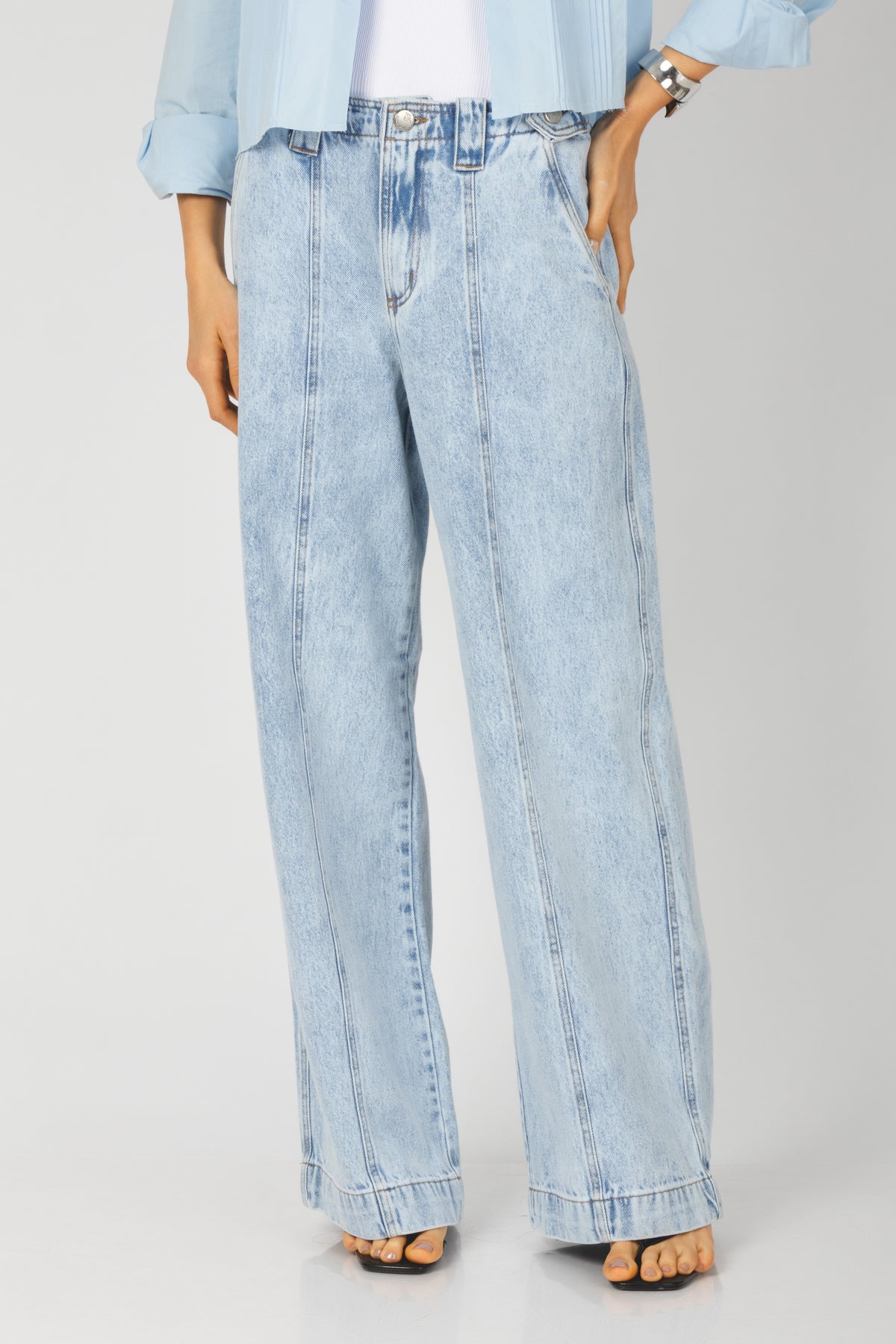 Calça jeans pantalona com recorte central lavagem clara - vista frontal