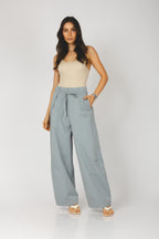 Calça wide leg com amarração azul - vista frontal
