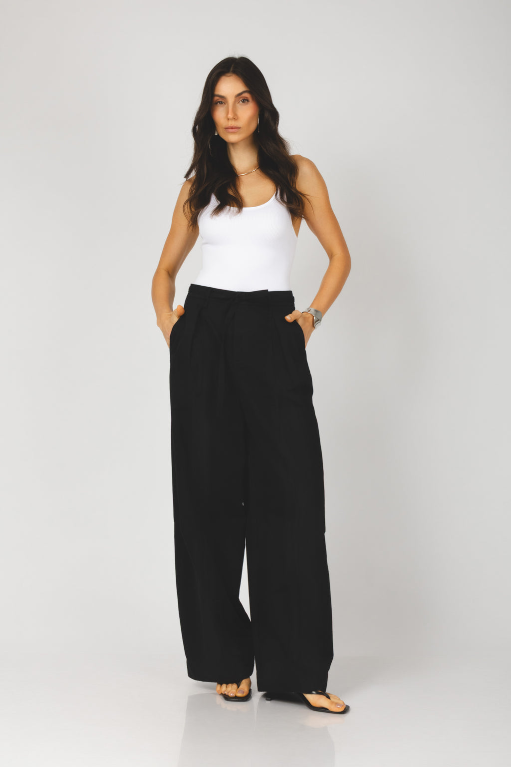 Calça wide leg com amarração preto - vista frontal