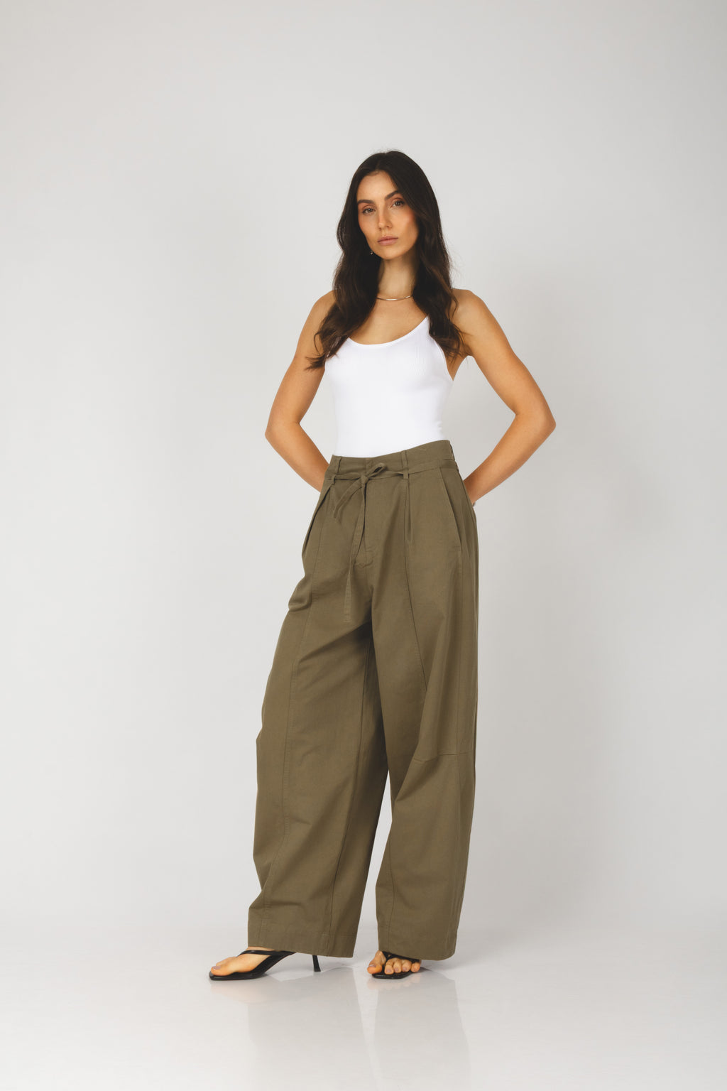 Calça wide leg com amarração verde - vista lateral