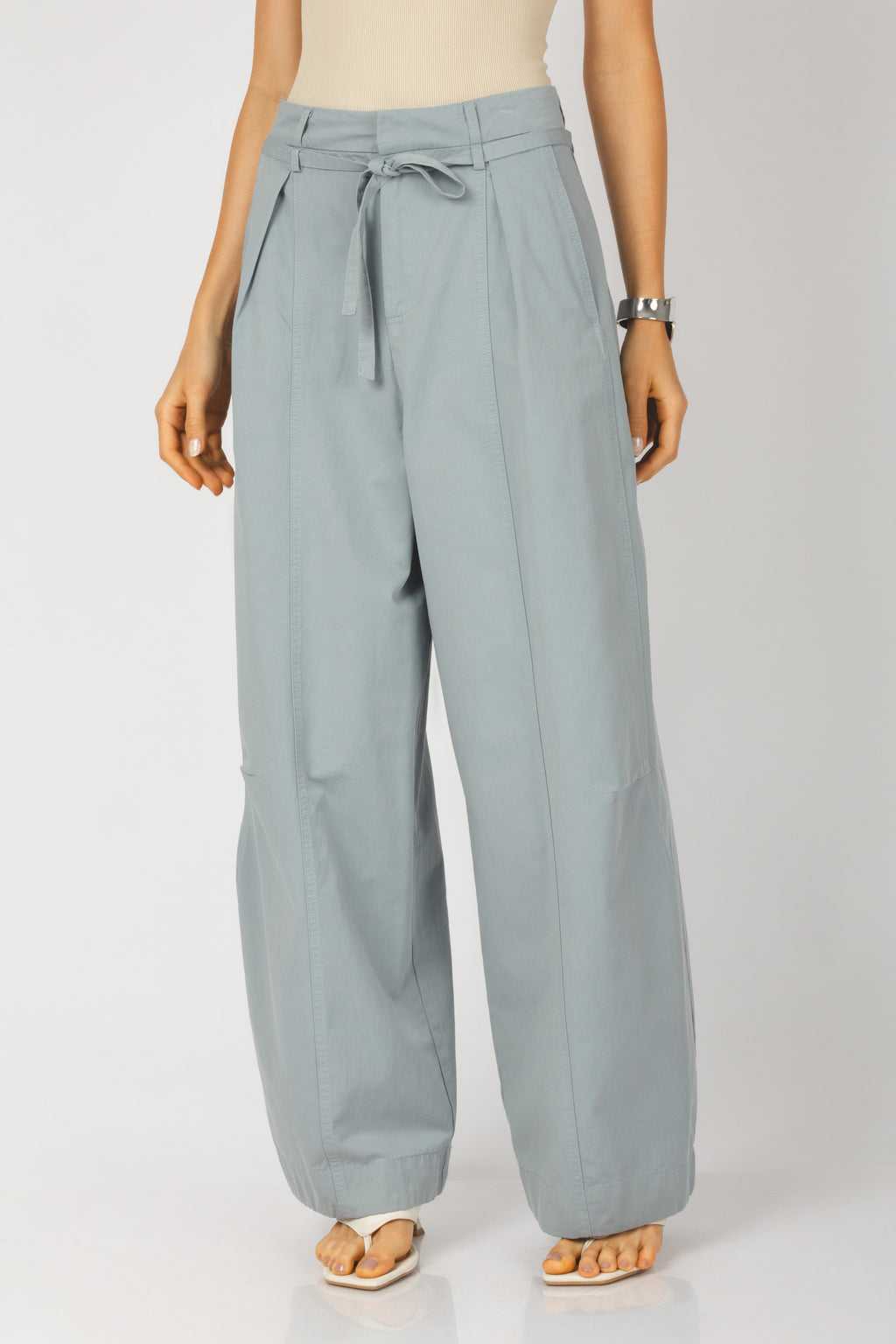 Calça wide leg com amarração com recorte azul - vista frontal