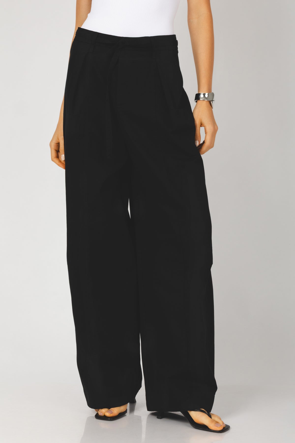 Calça wide leg com amarração com recorte preta - vista frontal