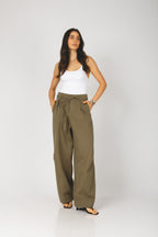 Calça wide leg com amarração com recorte verde - vista frontal