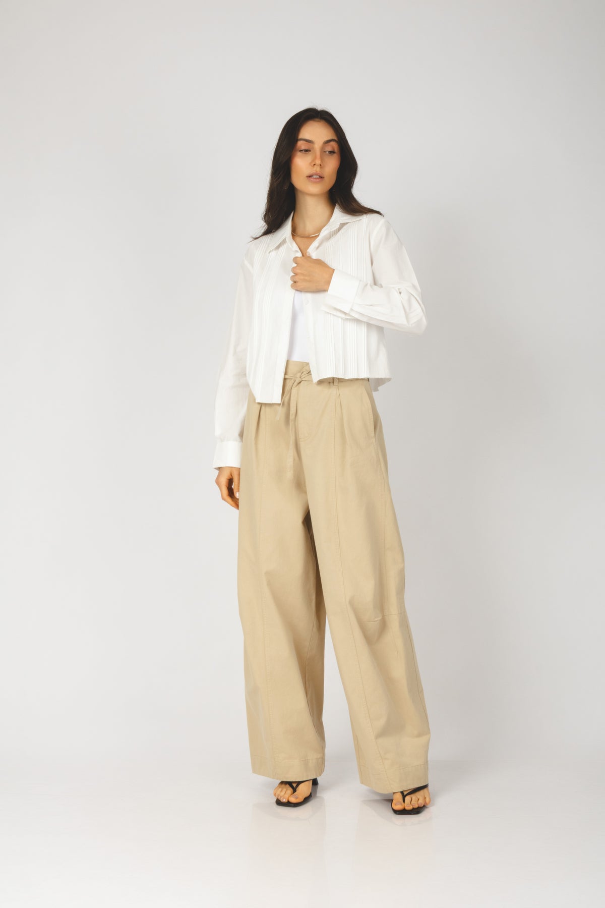 Calça wide leg com amarração e recorte bege - vista frontal