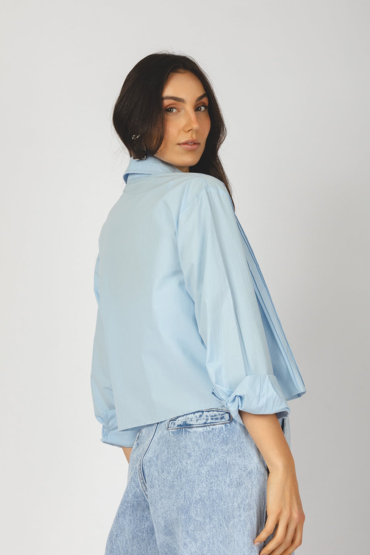 Camisa cropped com nervuras frontais azul - vista posterior