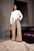 Calça com detalhe no cós