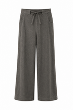 Calça com detalhe no cós