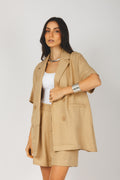 Conjunto blazer manga curta e short alfaiataria bege - detalhes frontal