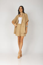 Conjunto blazer manga curta e short bege - vista frontal