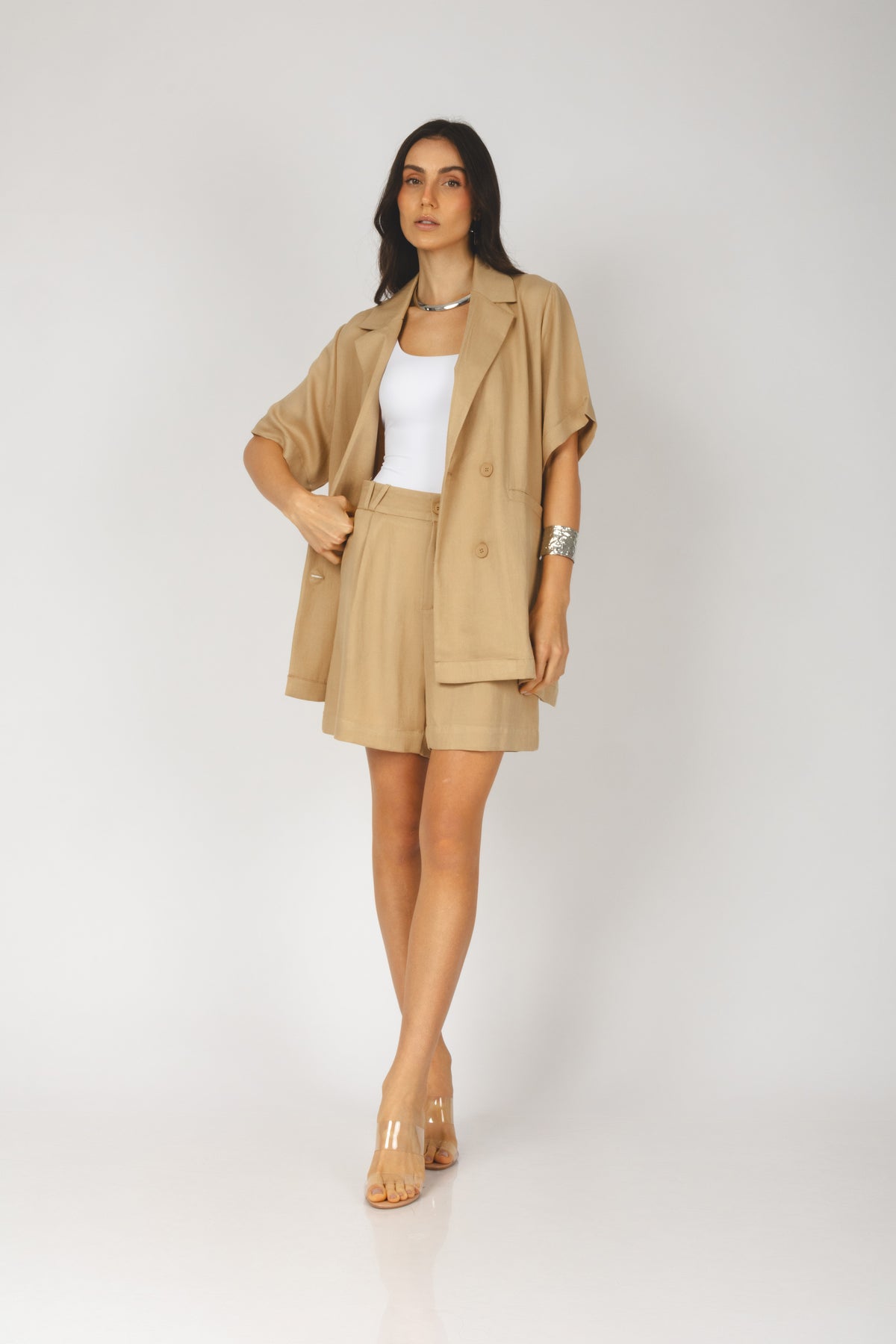 Conjunto blazer manga curta e short bege - vista frontal