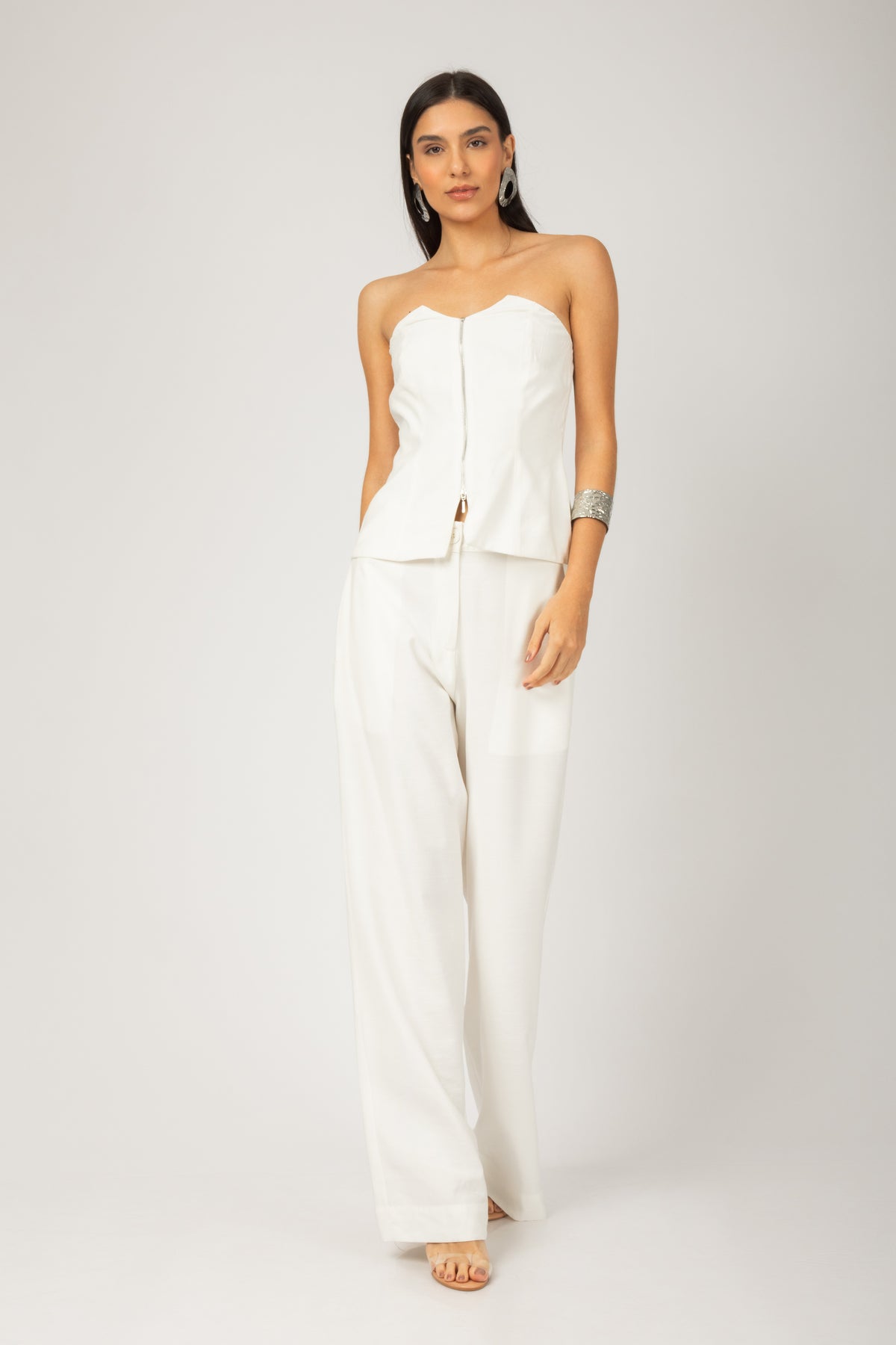 Conjunto blusa com zíper e calça pantalona off white - vista frontal
