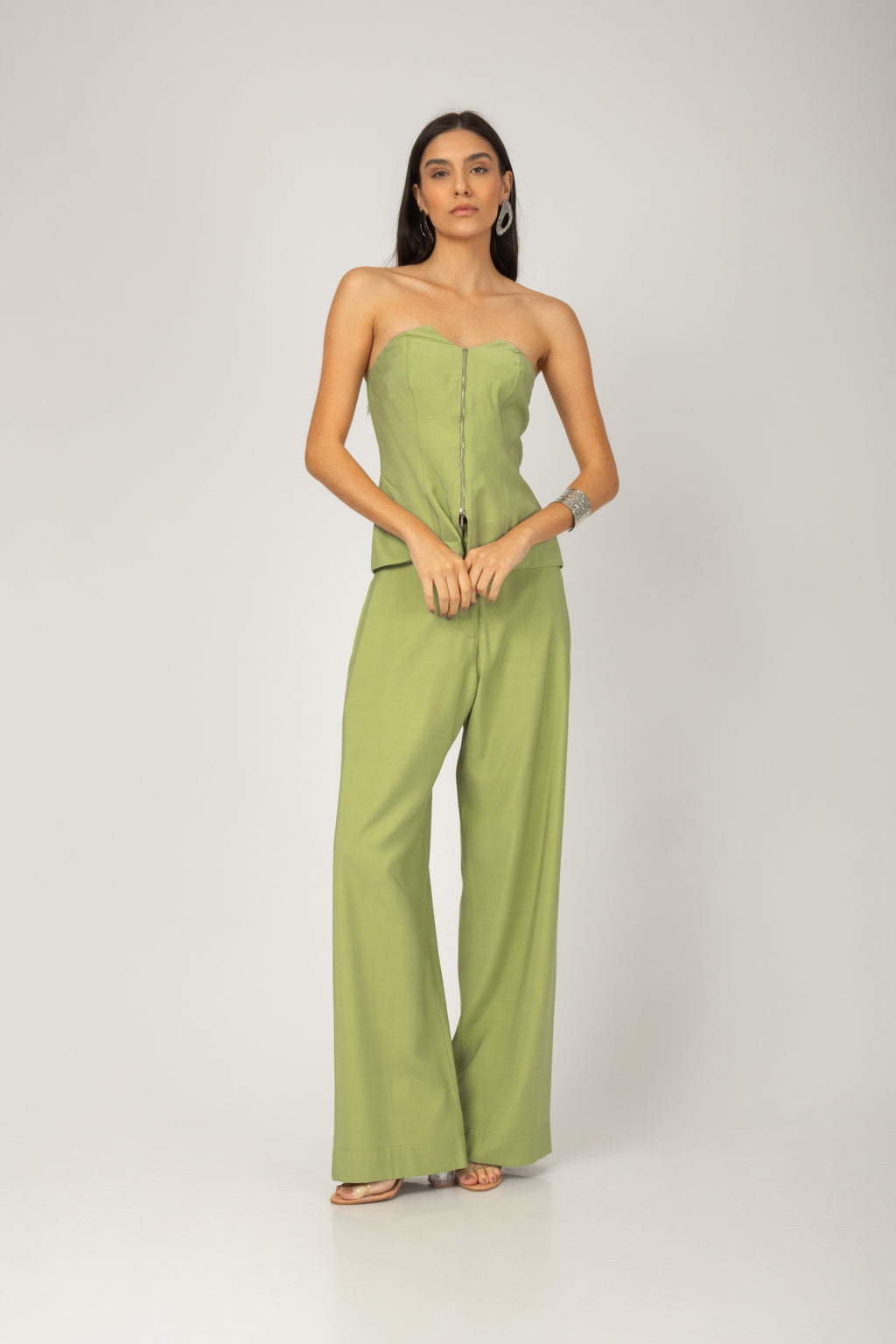 Conjunto blusa com zíper e calça pantalona verde - vista frontal