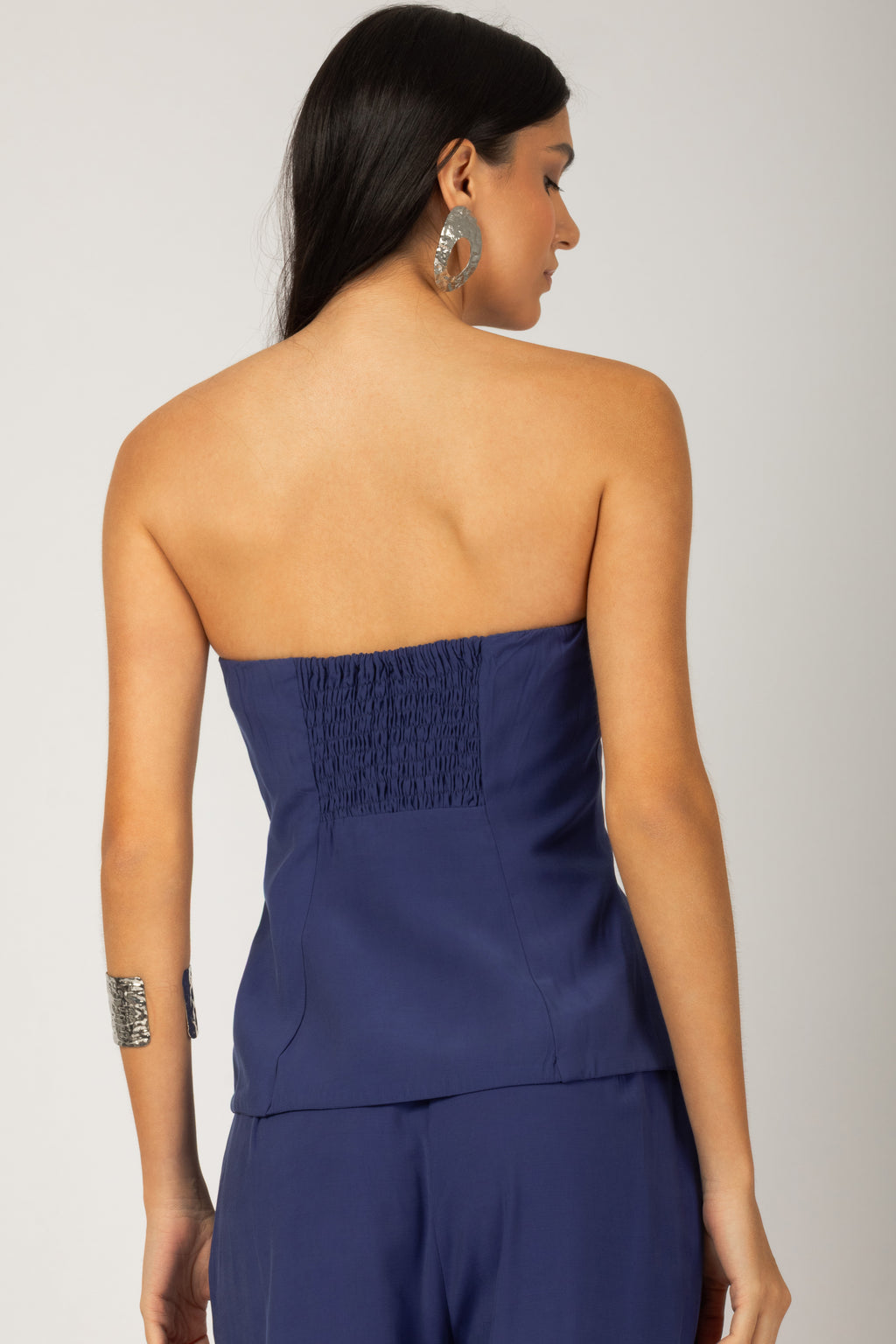 Conjunto blusa com zíper e calça pantalona azul - vista posterior