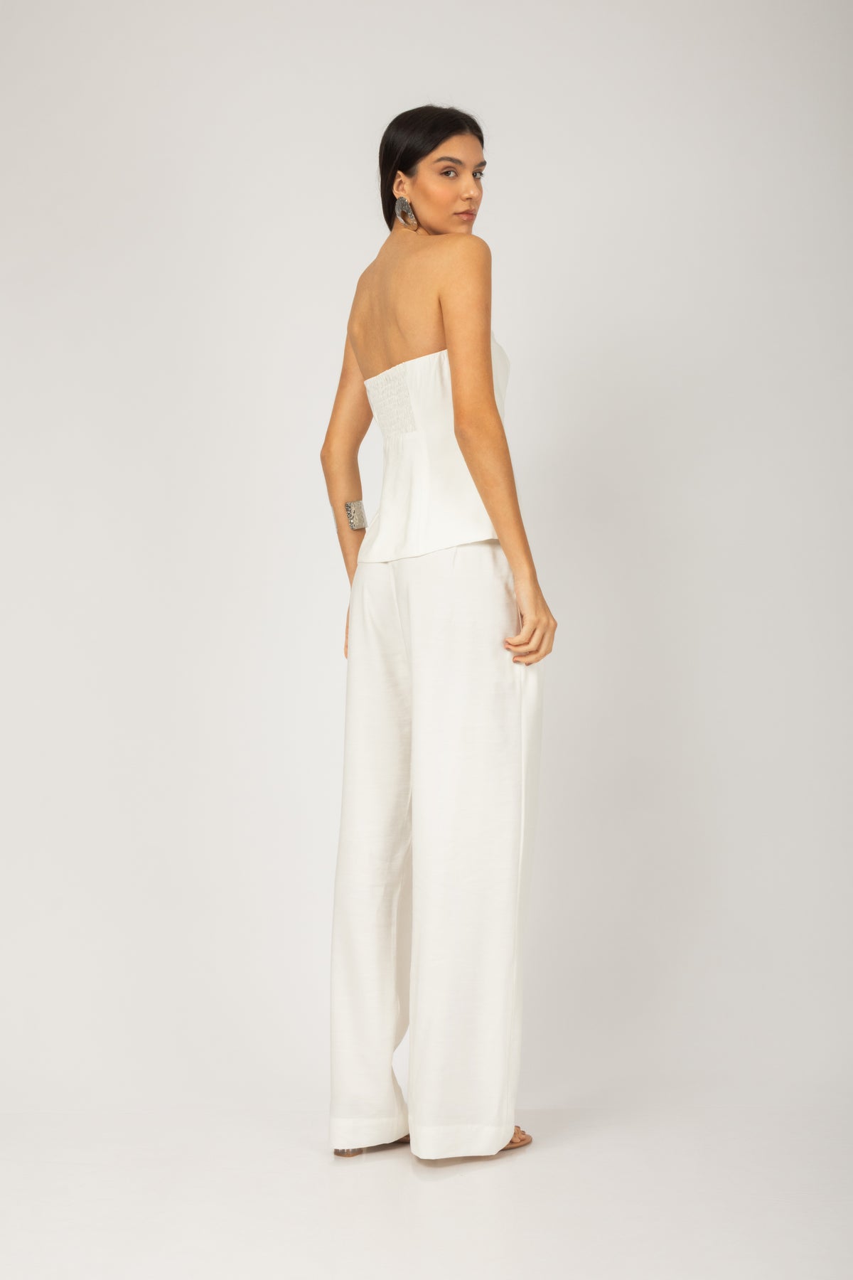 Conjunto blusa com zíper e calça pantalona off white - vista lateral