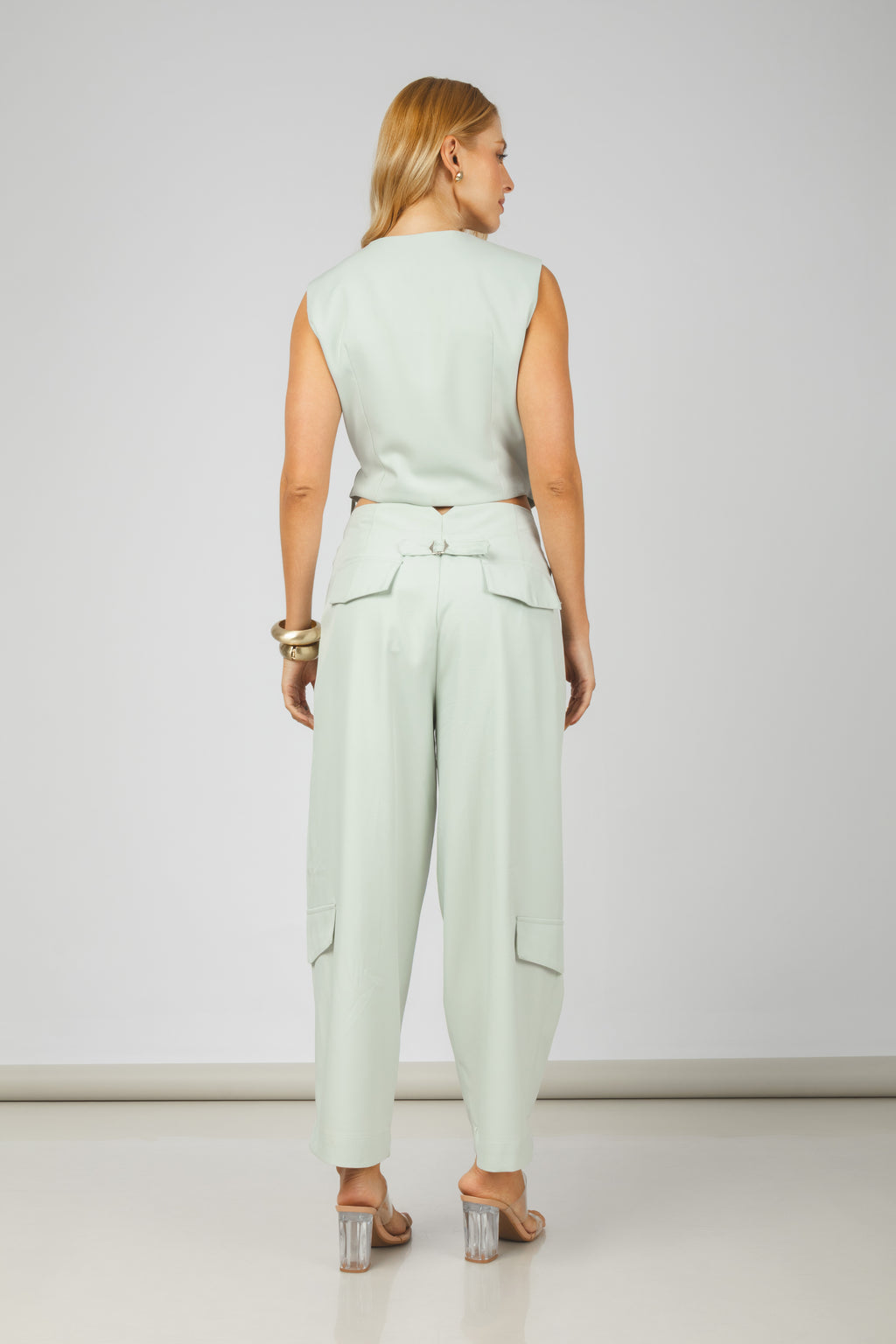 Conjunto colete transpassado e calça cargo verde - vista posterior
