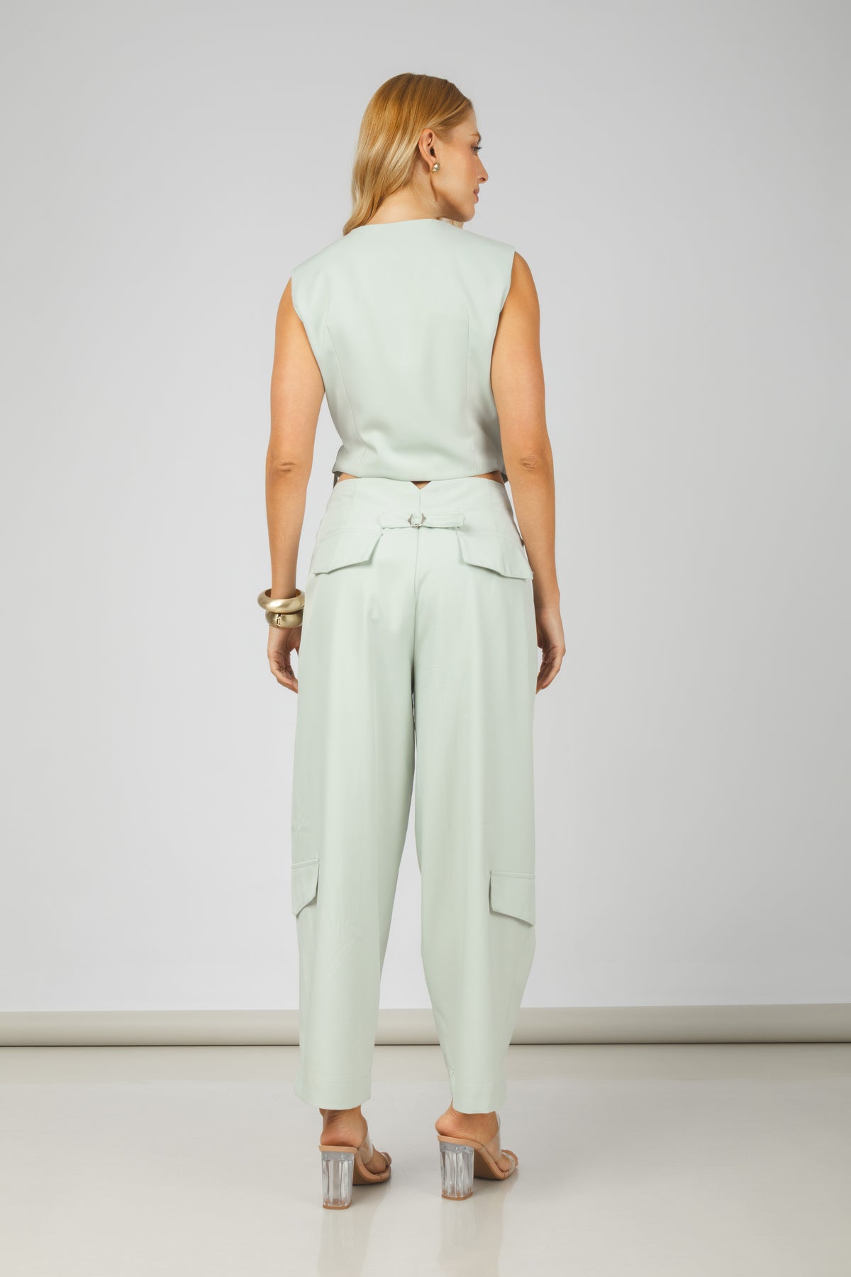 Conjunto colete transpassado e calça cargo verde - vista posterior