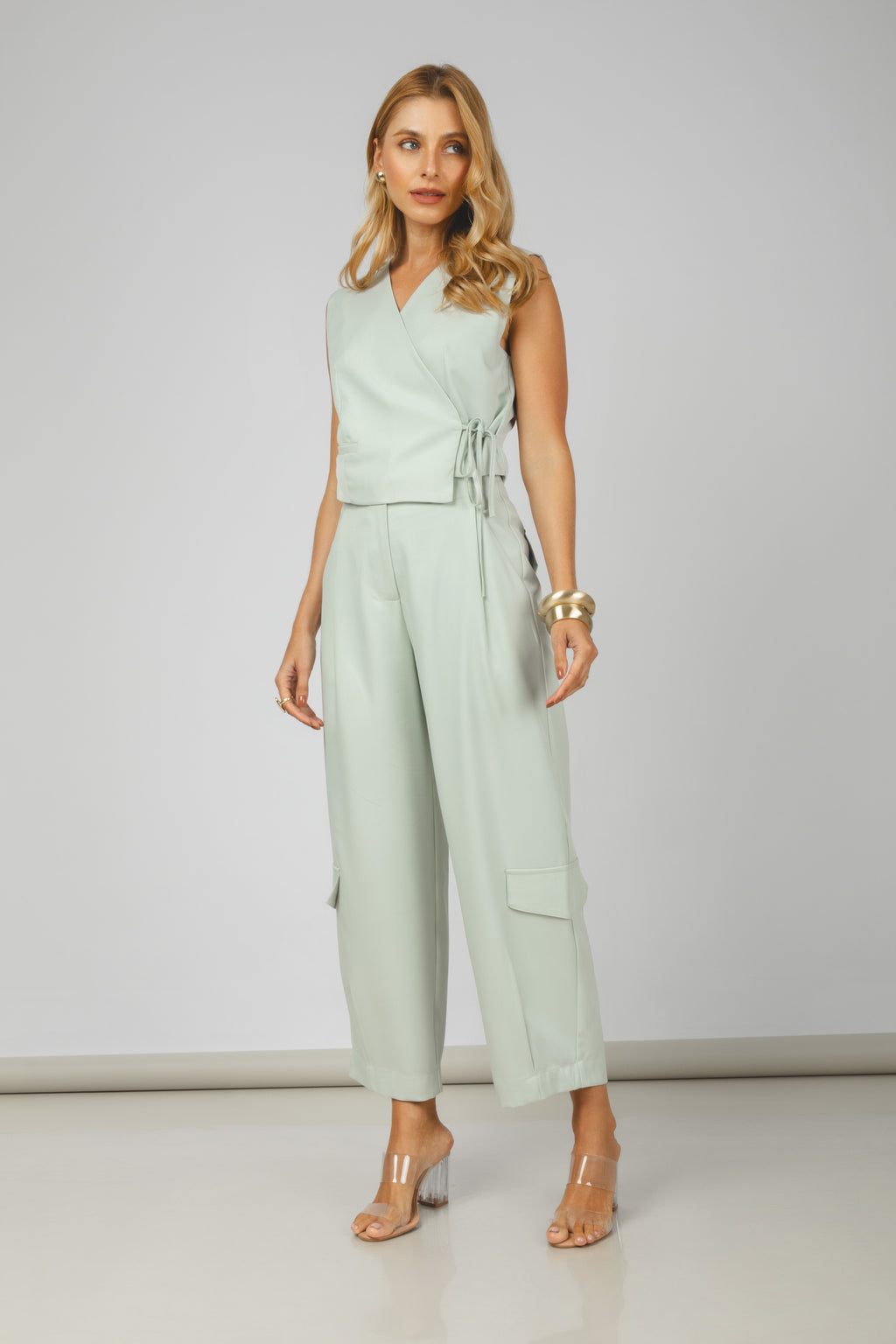 Conjunto colete transpassado e calça cargo verde - vista lateral