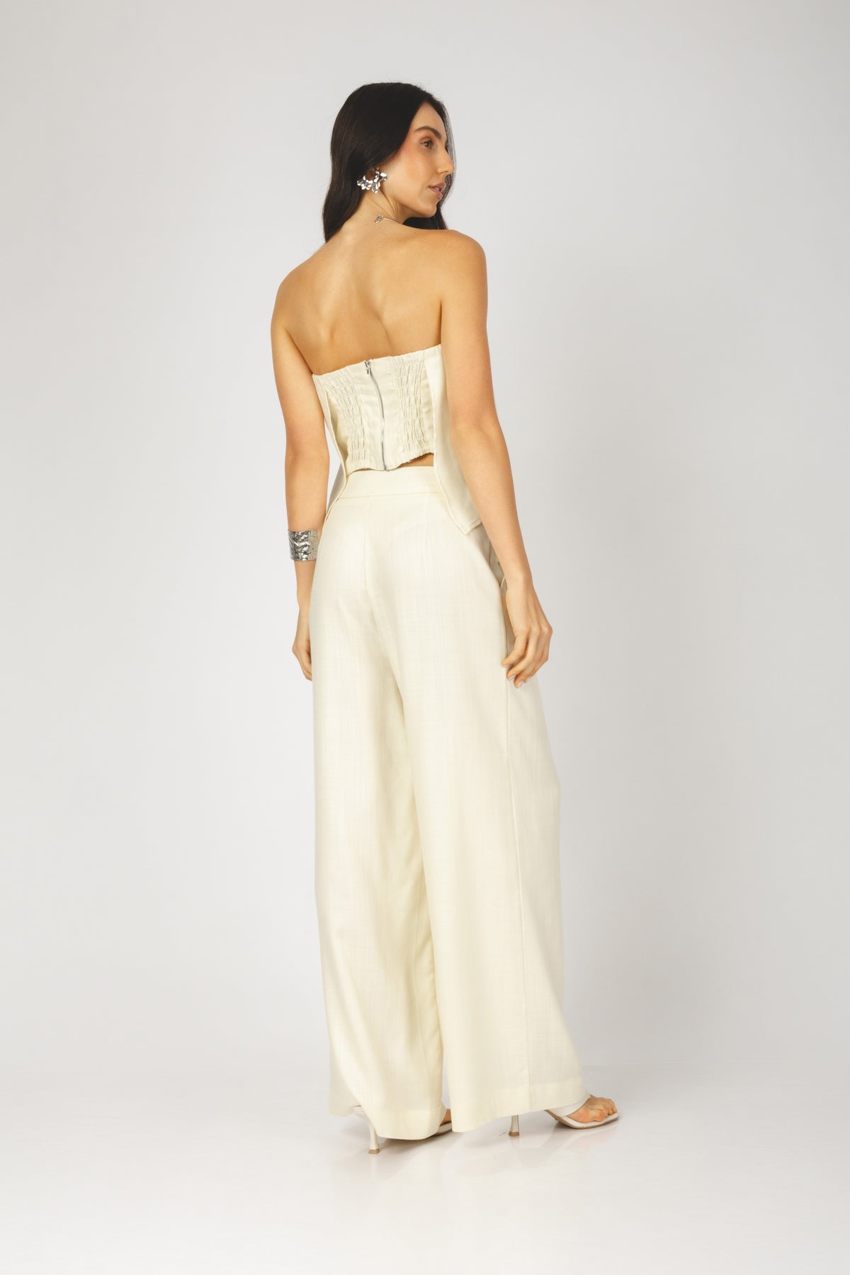Conjunto cropped decote V e calça pantalona off white - vista posterior