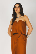 Conjunto cropped decote V e calça pantalona terracota - detalhes frontal
