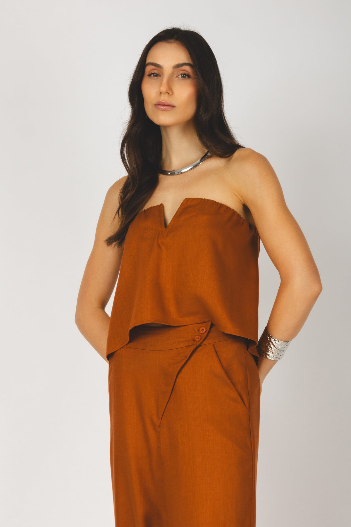 Conjunto cropped decote V e calça pantalona terracota - detalhes frontal