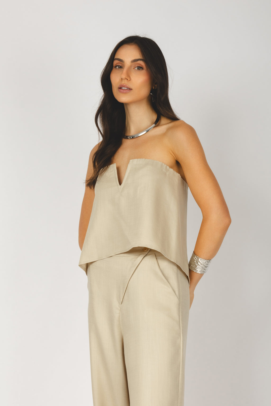 Conjunto cropped decote V e calça pantalona bege - detalhes frontal