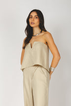 Conjunto cropped decote V e calça pantalona bege - detalhes frontal
